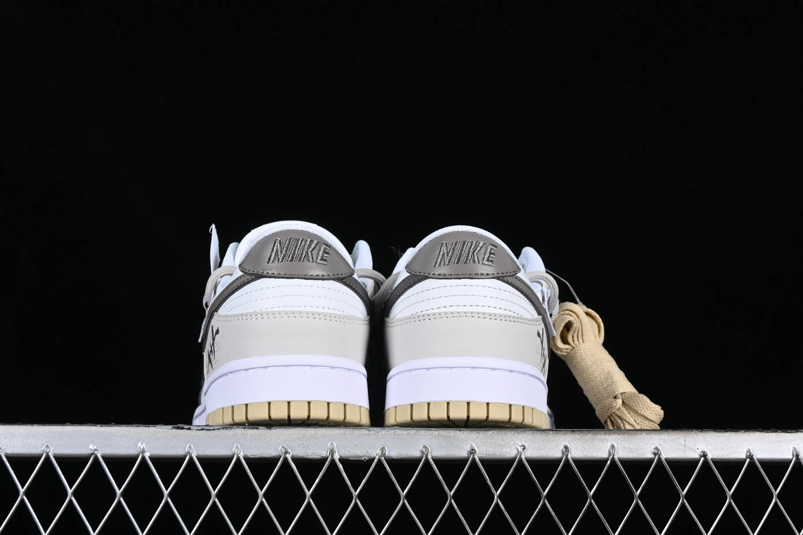 All Categories Nk SB Dunk Series Nk SB Dunk Low Low-top sneakers Customized large box Nk Dunk Low "Team Gold" Official custom-crack SB strapped low-top casual sneakers DV0833-100